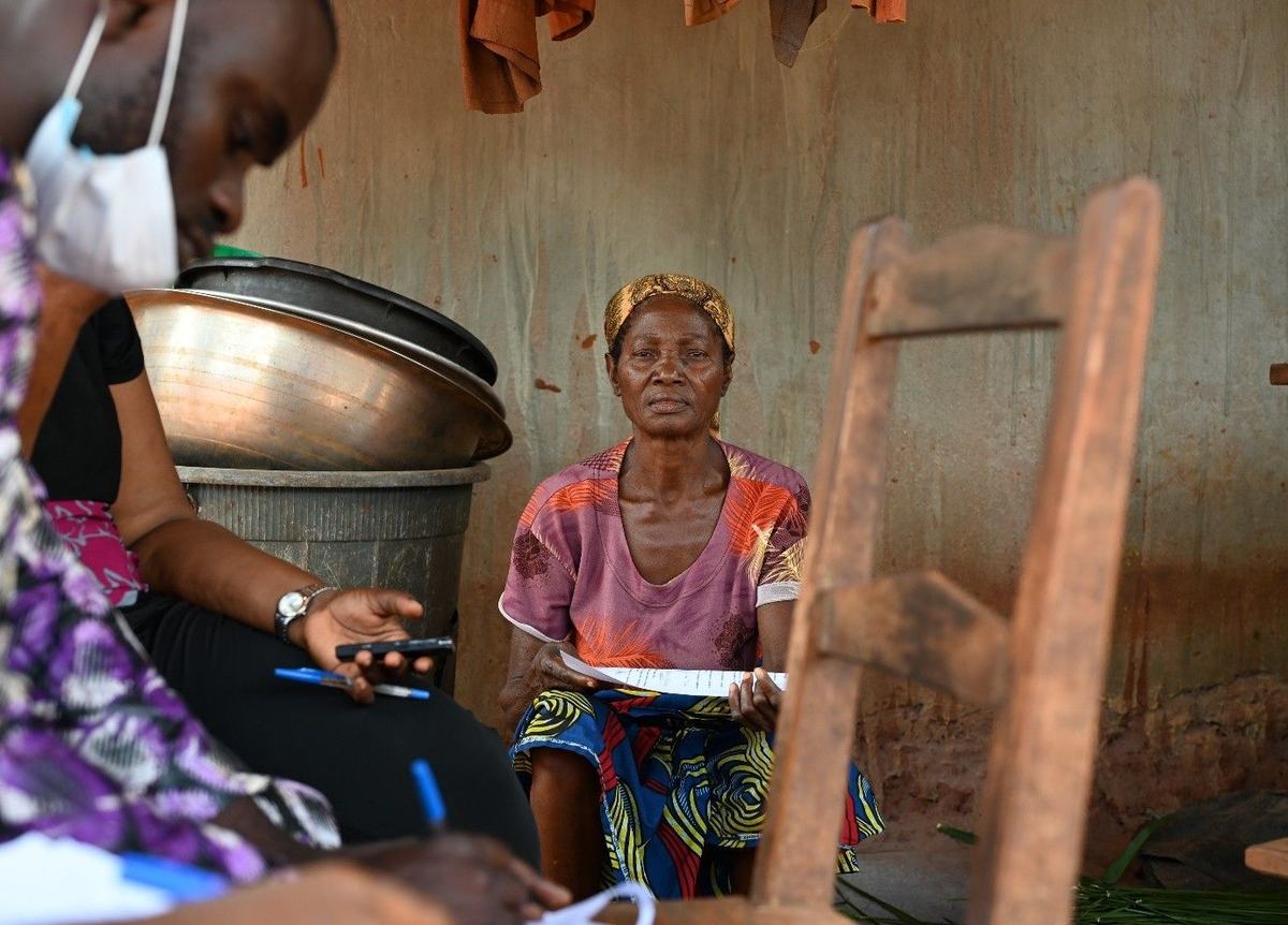 During a home visit in Dogbo, a woman shares concerns about her own and her daughter's illness.