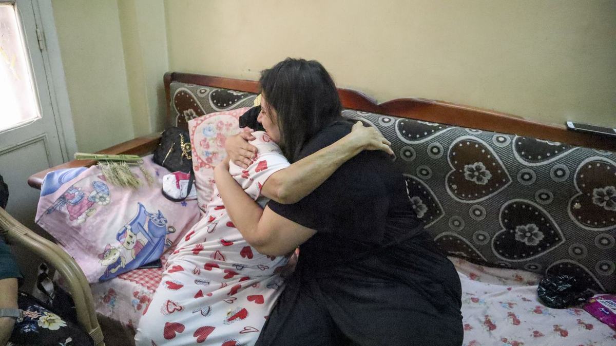 A photographer shares her skills with a patient's granddaughter on Palm Sunday.